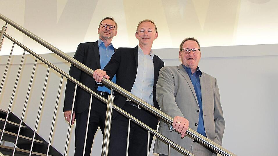 Freuen sich über ein gutes Geschäftsjahr 2021: die Raiffeisenbank-Vorstände Reinhard Stahl und Michael Wurm und Aufsichtsratsvorsitzender Alois Mühlbauer (v.l.). Freuen sich über ein gutes Geschäftsjahr 2021: die Raiffeisenbank-Vorstände Reinhard Stahl und Michael Wurm und Aufsichtsratsvorsitzender Alois Mühlbauer (v.l.).