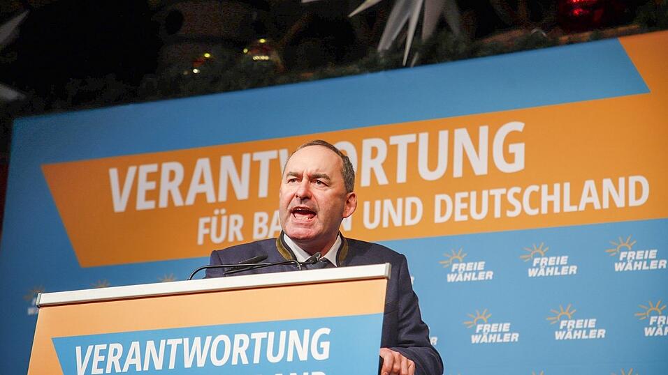 Parteichef Hubert Aiwanger stimmt das Publikum auf die Bundestagswahl ein.