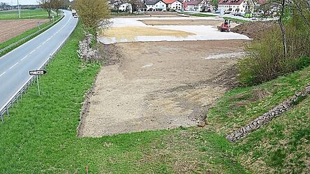 Auf der Fl&auml;che im Bildvordergrund sollen die &ouml;ffentlichen 45 Parkpl&auml;tze in Viecht entstehen.