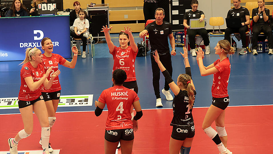 Die H&auml;nde zum Himmel: Die Roten Raben Vilsbiburg (auf dem Bild von links: Tina de Groot, Kapit&auml;nin Pia Fernau, Jeannette Huskic, Annie Hatch, Chefcoach Guillermo Gallardo, Emely Brodowski, Alayna Crabtree) haben in der Saison 2025/26 allen Grund zur Freude. Bis dato haben sie inklusive der 2:3-Niederlage in Stralsund - insgesamt erst f&uuml;nf S&auml;tze abgegeben.