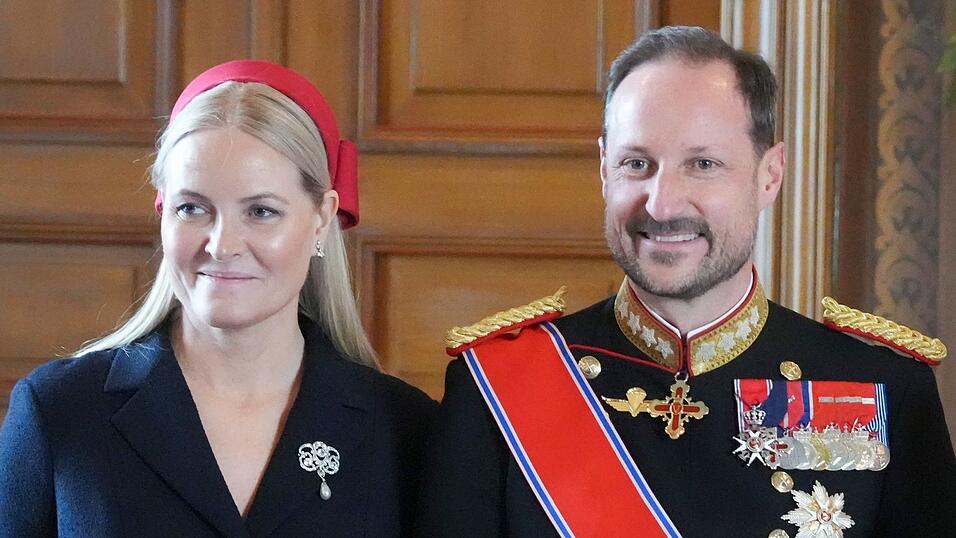 Kronprinz Haakon steht Kronprinzessin Mette-Marit zur Seite.