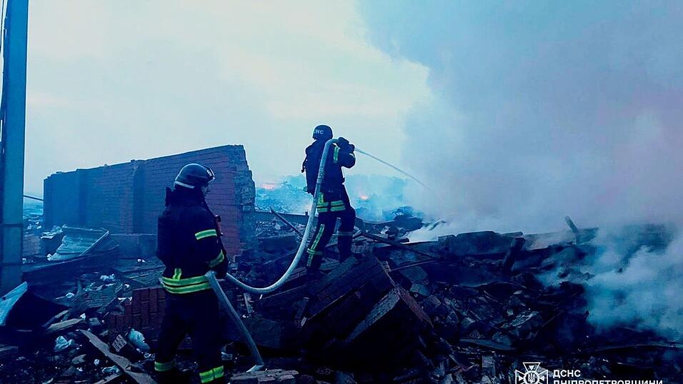 Auf diesem vom ukrainischen Katastrophenschutz zur Verfügung gestellten Foto löschen Rettungskräfte ein Feuer in einem Wohnhaus in Dnipro, das bei einem Angriff zerstört wurde. Auf diesem vom ukrainischen Katastrophenschutz zur Verfügung gestellten Foto löschen Rettungskräfte ein Feuer in einem Wohnhaus in Dnipro, das bei einem Angriff zerstört wurde.