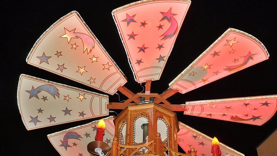 Auch am Samstag, 15. Dezember, strömten wieder etliche Besucher aus Landshut und Umgebung zur Weihnachtspyramide am Alten Viehmarkt. Auch am Samstag, 15. Dezember, strömten wieder etliche Besucher aus Landshut und Umgebung zur Weihnachtspyramide am Alten Viehmarkt.