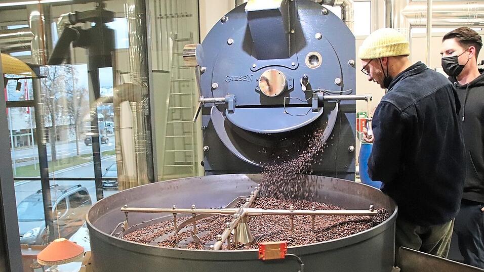 Ein spannender Moment für Röstmeister Andre Pfeffer (v.l.) und Filialleiter Alexander Glöckl: Die Kaffeebohnen kommen aus dem Röster. Ein spannender Moment für Röstmeister Andre Pfeffer (v.l.) und Filialleiter Alexander Glöckl: Die Kaffeebohnen kommen aus dem Röster.