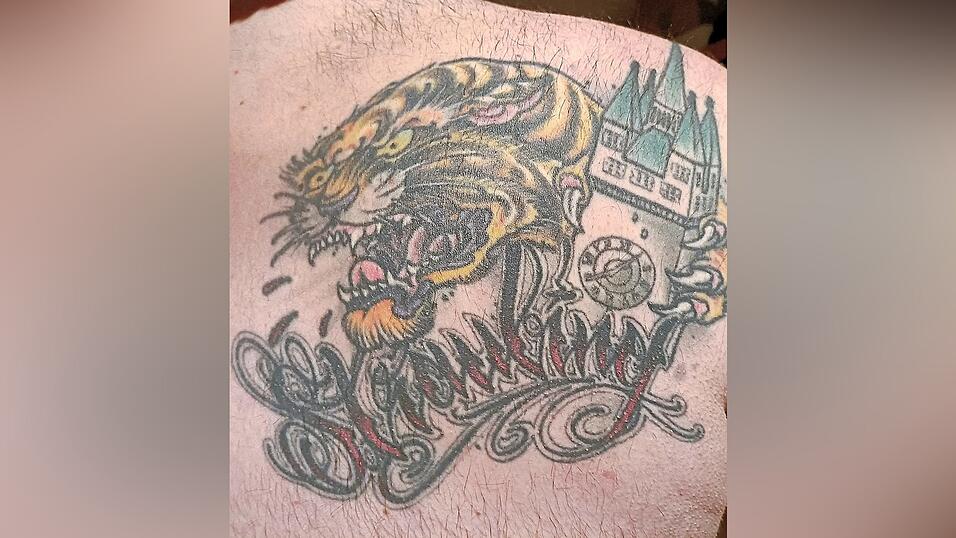 Michael Pflamminger (38) aus Hofdorf hat sich einen Tiger, den Stadtturm von Straubing und den Stadtnamen als Schriftzug auf den Rücken tätowieren lassen: 'Ich bin Fan der Straubing Tigers und komme ursprünglich aus Straubing. Das bedeutet mir sehr viel.' Michael Pflamminger (38) aus Hofdorf hat sich einen Tiger, den Stadtturm von Straubing und den Stadtnamen als Schriftzug auf den Rücken tätowieren lassen: 'Ich bin Fan der Straubing Tigers und komme ursprünglich aus Straubing. Das bedeutet mir sehr viel.'