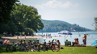 Bayerns Seen - hier der Starnberger See - sind beliebt bei Badegästen. Doch man sollte auch auf die dort lebenden Tiere Rücksicht nehmen, mahnt der Bund Naturschutz.