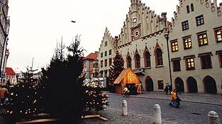 Ein durch die Innenstadt wandernder „Wald“ soll leuchtende Akzente setzen. Für weitere Attraktionen fehlte der Stadt das Geld.
