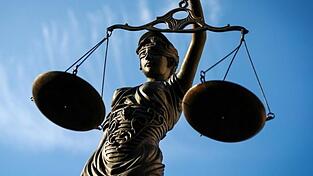 Was ist dran an dem Millionenvermögen eines Angeklagten? Das konnte das Amtsgericht in Cham auch nicht klären. Seine Rechnungen hat er dennoch nicht bezahlt. Was ist dran an dem Millionenvermögen eines Angeklagten? Das konnte das Amtsgericht in Cham auch nicht klären. Seine Rechnungen hat er dennoch nicht bezahlt.