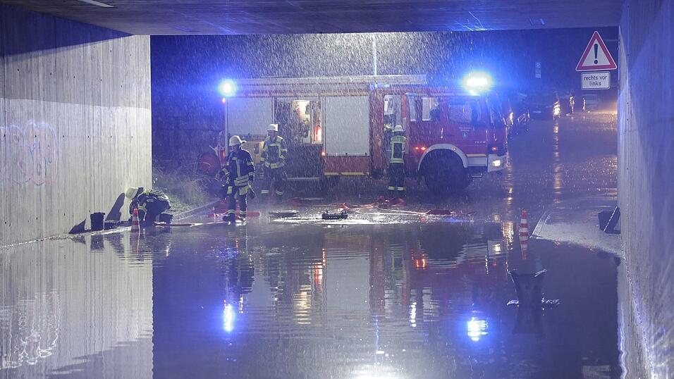 Teils heftige Gewitter mit Starkregen, Hagel und Sturmb&ouml;en sind &uuml;ber Teile Bayerns hinweggezogen.