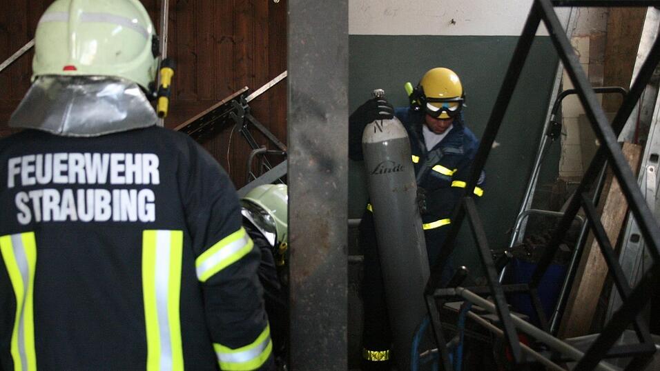 Fotos vom Brand auf dem ehemaligen Ziegeleigelände. (Fotos: THW) Fotos vom Brand auf dem ehemaligen Ziegeleigelände. (Fotos: THW)
