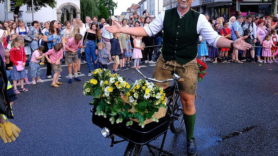 Zahlreiche Musik- und Trachtengruppen zogen nach dreij&auml;hriger Pause am Freitagabend zum Festplatz Am Hagen.