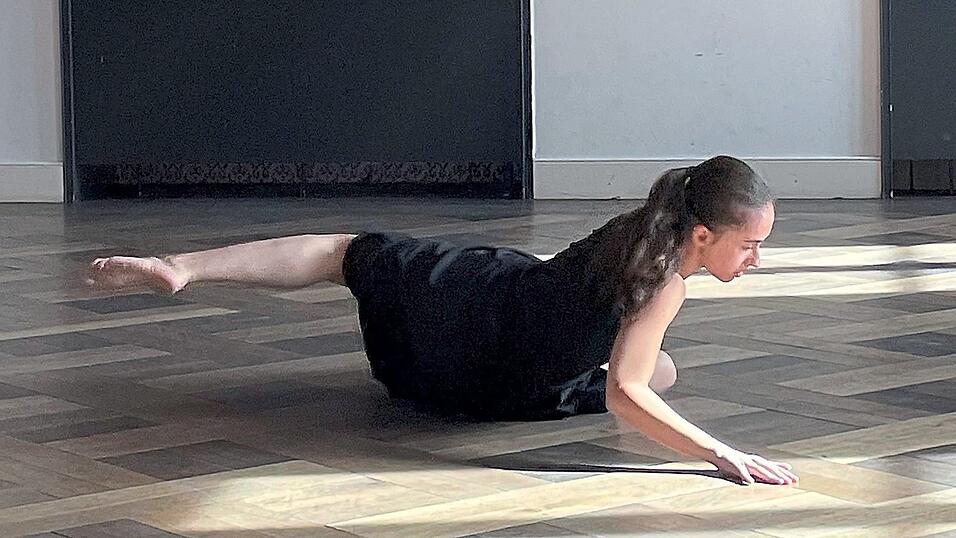 Mit ihrem Einführungstanz hat Bérénice Durozey einen Vorgeschmack auf die Aufführung des Regensburger Ensembles im November gegeben. Mit ihrem Einführungstanz hat Bérénice Durozey einen Vorgeschmack auf die Aufführung des Regensburger Ensembles im November gegeben.