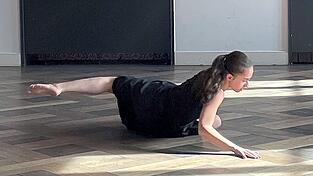 Mit ihrem Einf&uuml;hrungstanz hat B&eacute;r&eacute;nice Durozey einen Vorgeschmack auf die Auff&uuml;hrung des Regensburger Ensembles im November gegeben.