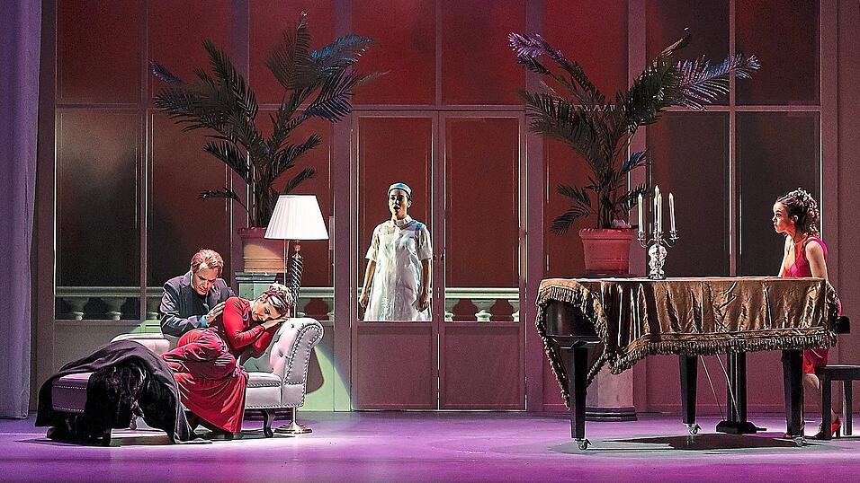 Szene aus 'Ariadne auf Naxos' in der Inszenierung des Landestheaters Niederbayern. Szene aus 'Ariadne auf Naxos' in der Inszenierung des Landestheaters Niederbayern.