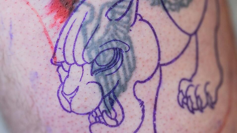 In einem Tattoo-Studio in Siegen werden Reichsadler, Hakenkreuze und andere Hass-Symbole kostenlos mit neuen Tattoos übermalt.