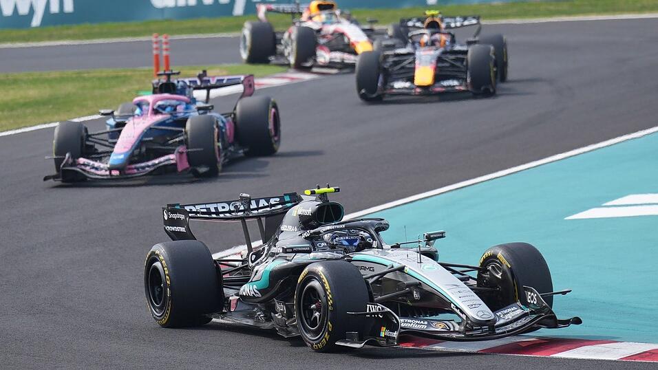 Mercedes-Pilot Kimi Antonelli (vorn) ist nach seinem Sieg in Japan neuer WM-Spitzenreiter.