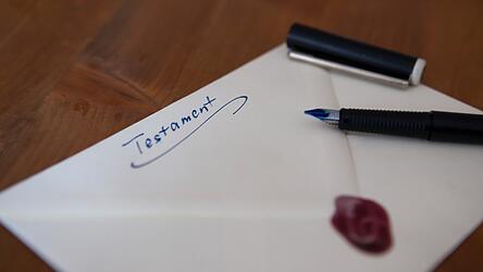 Ein bekanntes Sprichwort lautet, dass der Teufel im Detail stecke. Beim eigenhändigen Testament steigt die Wahrscheinlichkeit, Fehler zu machen, mit der Komplexität der Regelungen, die getroffen werden sollen, sagt Notar Christian Steer im Interview.