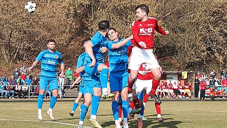 Tim Welter (in Rot) &uuml;berspringt die Abwehr des 1. FC Bad K&ouml;tzting und erzielt in der 14. Minute das 1:0 f&uuml;r die SpVgg Lam.