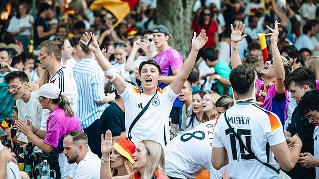 Fußballfans hoffen auf einen magischen Sommer voller Emotion, Spannung und Feierlaune. An verschiedenen Orten in der Stadt werden dafür Public Viewings veranstaltet, wie hier im Prüfeninger Schlossgarten. Fußballfans hoffen auf einen magischen Sommer voller Emotion, Spannung und Feierlaune. An verschiedenen Orten in der Stadt werden dafür Public Viewings veranstaltet, wie hier im Prüfeninger Schlossgarten.