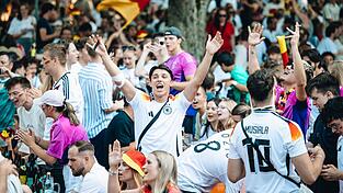 Fußballfans hoffen auf einen magischen Sommer voller Emotion, Spannung und Feierlaune. An verschiedenen Orten in der Stadt werden dafür Public Viewings veranstaltet, wie hier im Prüfeninger Schlossgarten. Fußballfans hoffen auf einen magischen Sommer voller Emotion, Spannung und Feierlaune. An verschiedenen Orten in der Stadt werden dafür Public Viewings veranstaltet, wie hier im Prüfeninger Schlossgarten.