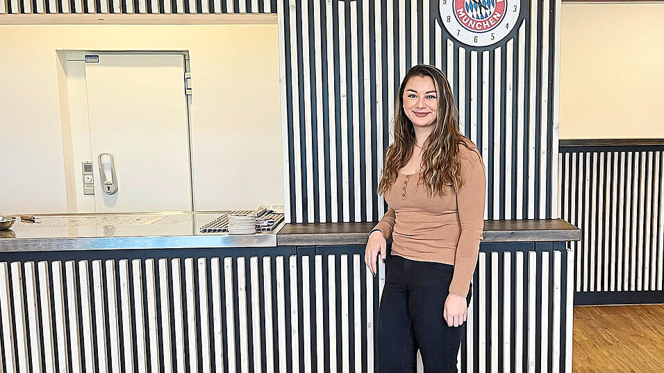 Stolz auf ihren Verein: Julia Ruppert vor der neugestalteten Bar im renovierten Sportheim. 'Die Stimmung ist gut', sagt sie: 'Viele engagieren sich und helfen.' Stolz auf ihren Verein: Julia Ruppert vor der neugestalteten Bar im renovierten Sportheim. 'Die Stimmung ist gut', sagt sie: 'Viele engagieren sich und helfen.'