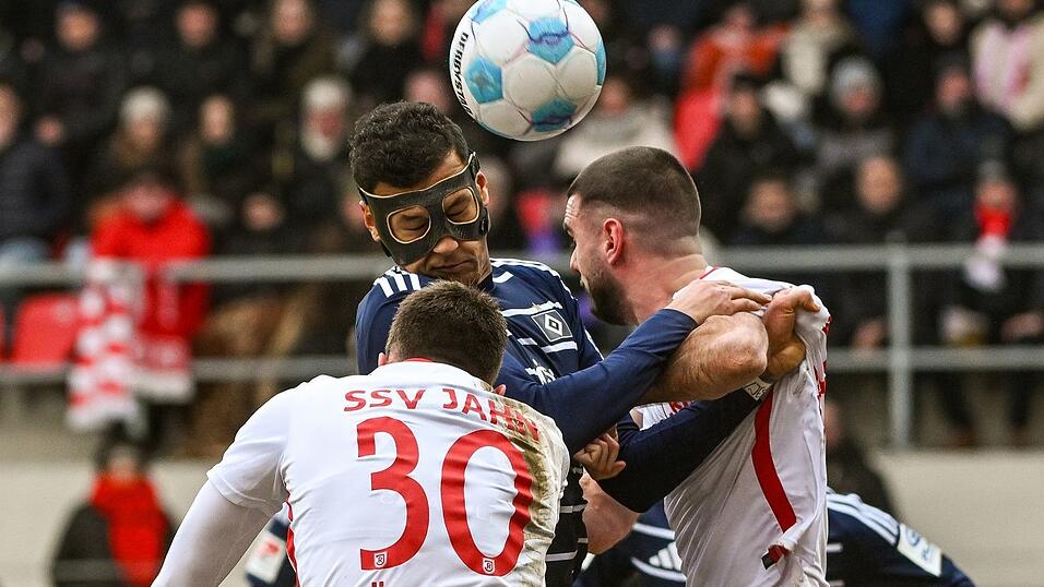 Davie Selke (m) vergibt für den Hamburger SV eine dicke Chance. Davie Selke (m) vergibt für den Hamburger SV eine dicke Chance.