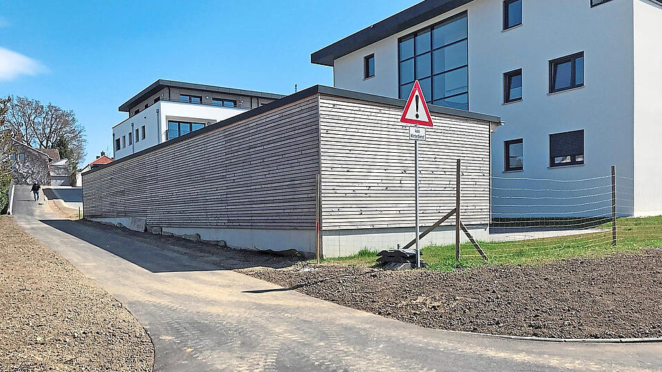 Der neue Verbindungsweg zwischen Allachbachradweg und Michaelsweg ist fertig. Die noch fehlende Bepflanzung wird die Stadtg&auml;rtnerei in den n&auml;chsten Wochen vornehmen.