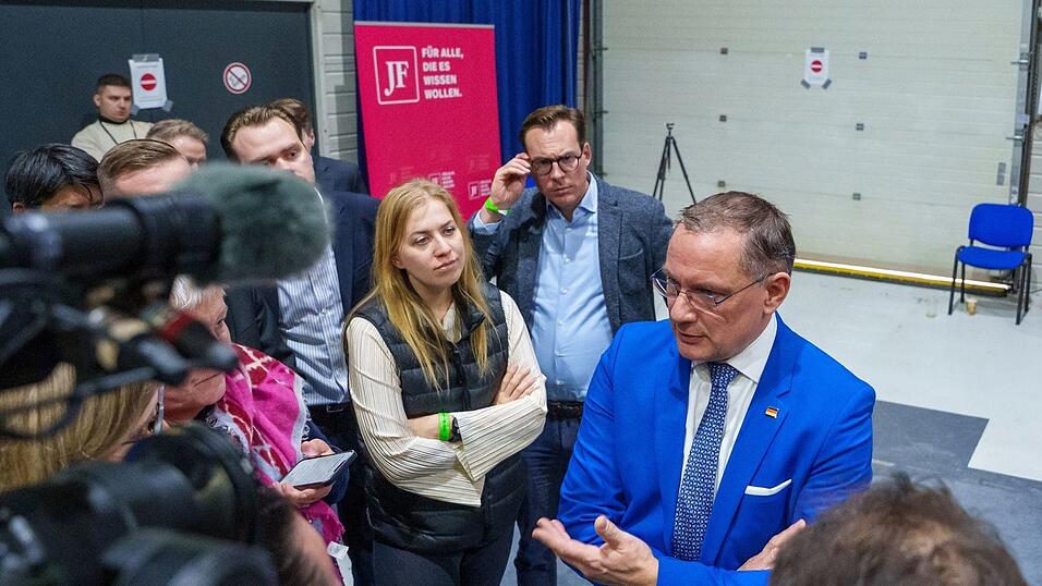 AfD- Chefin Tino Chrupalla im Gespräch mit Reportern am Rande des Gründungskongresses der neuen AfD-Jugendorganisation Generation Deutschland.