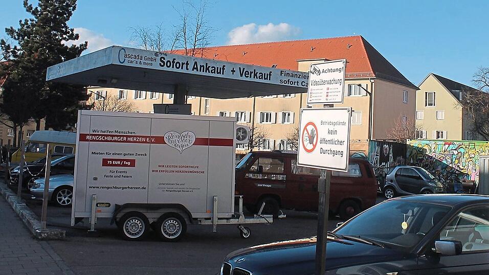 Anstelle dieses Autohändlers in der Straubinger Straße soll bald ein neues Wohngebäude entsehen. Anstelle dieses Autohändlers in der Straubinger Straße soll bald ein neues Wohngebäude entsehen.