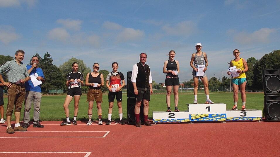 Siegerehrung für die schnellsten Frauen über die Fünf-Kilometer-Strecke mit CSU-Stadtrat Holger Frischhut.