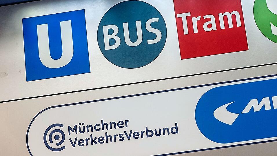 Das Logo des M&uuml;nchner Verkehrsverbund (MVV) ist an einem Fahrkarten-Automat zu sehen. Der Landshuter Stadtrat hat am Freitag &uuml;ber den Beitritt zum MVV abgestimmt.