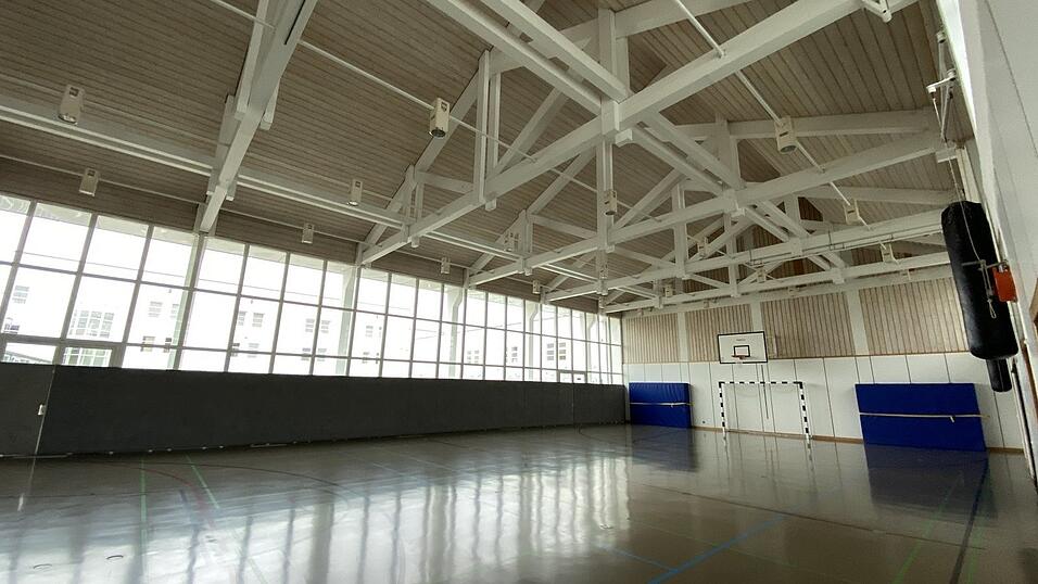 In der Turnhalle findet Sport-Therapie statt. In der Turnhalle findet Sport-Therapie statt.