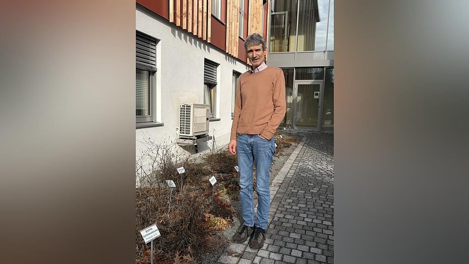 Harald Götz steht vor dem Landratsamt. Er ist einer von zwei Kreisfachberatern für Gartenkultur und Landespflege. Harald Götz steht vor dem Landratsamt. Er ist einer von zwei Kreisfachberatern für Gartenkultur und Landespflege.