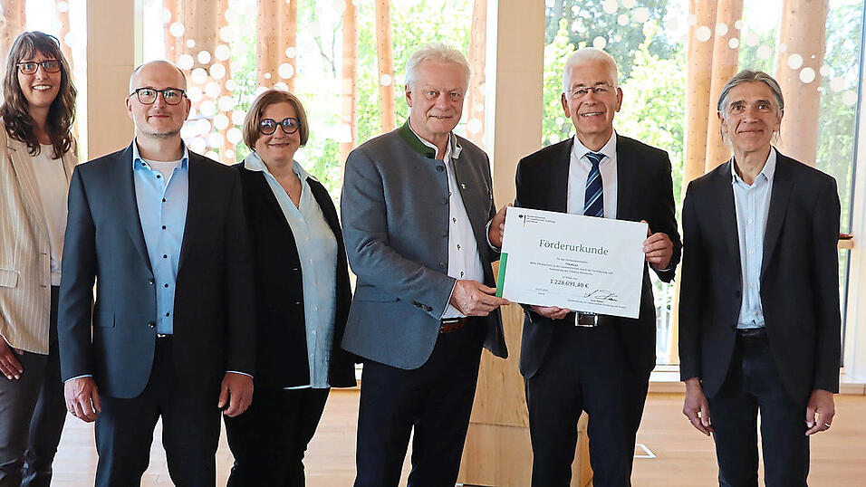 Bei der &Uuml;bergabe der F&ouml;rderurkunde (v.l.): Meike Schmehl (KTBL), Dr. Norman Siebrecht und Dr. Daniela Dressler (TFZ), Bundeslandwirtschaftsminister Alois Rainer, TZF-Leiter Dr. Bernhard Widmann und Dipl.-Ing. Bernhard Osterburg (Th&uuml;nen-Institut).