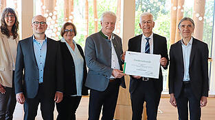 Bei der &Uuml;bergabe der F&ouml;rderurkunde (v.l.): Meike Schmehl (KTBL), Dr. Norman Siebrecht und Dr. Daniela Dressler (TFZ), Bundeslandwirtschaftsminister Alois Rainer, TZF-Leiter Dr. Bernhard Widmann und Dipl.-Ing. Bernhard Osterburg (Th&uuml;nen-Institut).