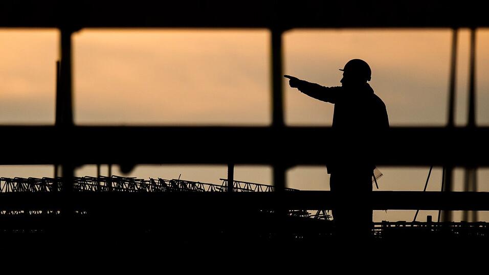 Nicht ein gr&ouml;&szlig;eres Angebot an qualifizierten Arbeitskr&auml;ften treibt den R&uuml;ckgang des Fachkr&auml;ftemangels, sondern die anhaltende Wirtschaftsschw&auml;che. (Archivbild)