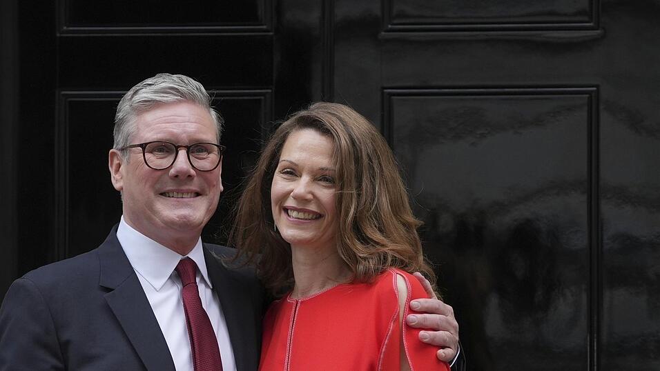 Der Labour-Chef Keir Starmer ist neuer Premierminister von Gro&szlig;britannien und steht mit seiner Frau Victoria vor der Downing Street 10, dem Amtssitz des britischen Regierungschefs.