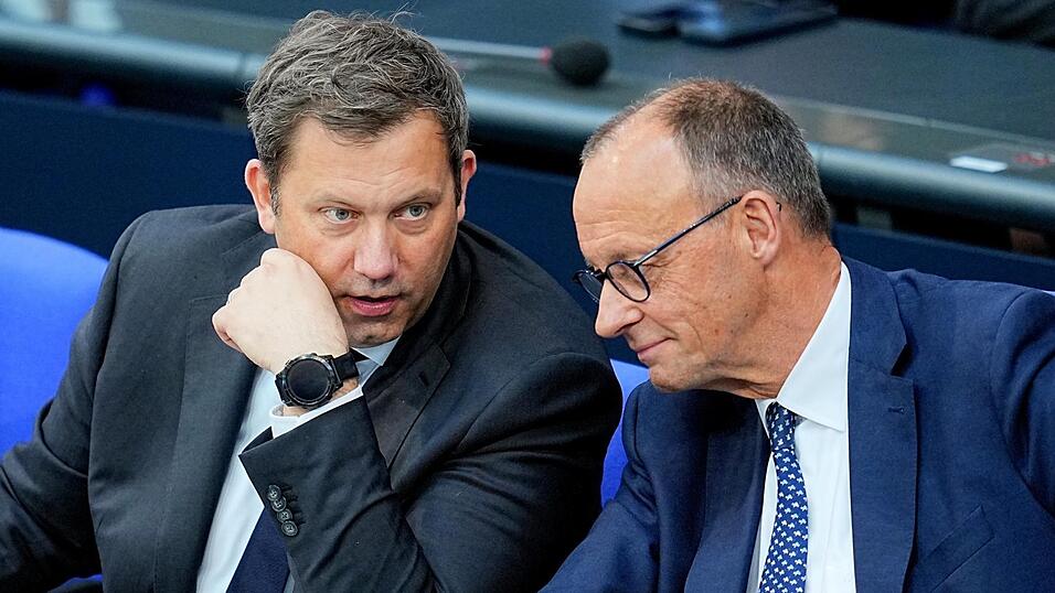 Bundeskanzler Friedrich Merz (r.) und Bundesfinanzminister Lars Klingbeil haben in ihren Regierungserklärungen skizziert, wohin die Reise ökonomisch gehen soll. Besonders konkret sind sie aber nicht geworden. Bundeskanzler Friedrich Merz (r.) und Bundesfinanzminister Lars Klingbeil haben in ihren Regierungserklärungen skizziert, wohin die Reise ökonomisch gehen soll. Besonders konkret sind sie aber nicht geworden.