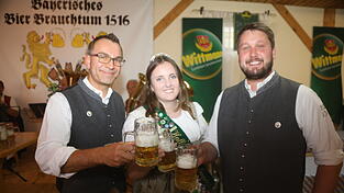Sophie Huber Hopfenprinzessin 2025 aus der Holledau zusammen mit den beiden Vereinsvorsitzenden Jakob Augustin und Peter Staudinger (r.).