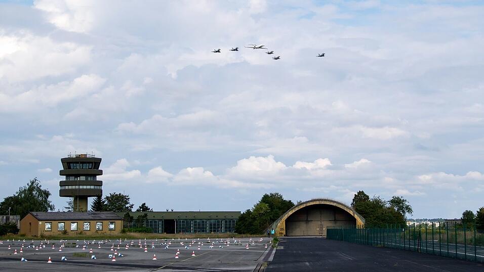 Der Fliegerhorst Fürstenfeldbruck kann auf eine lange und wechselhafte Geschichte zurückblicken. Nun ist klar: Die Bundeswehr will den Standort nicht bis 2030 aufgeben, sondern zur Ausbildung für die Luftwaffe nutzen. (Archivbild) Der Fliegerhorst Fürstenfeldbruck kann auf eine lange und wechselhafte Geschichte zurückblicken. Nun ist klar: Die Bundeswehr will den Standort nicht bis 2030 aufgeben, sondern zur Ausbildung für die Luftwaffe nutzen. (Archivbild)