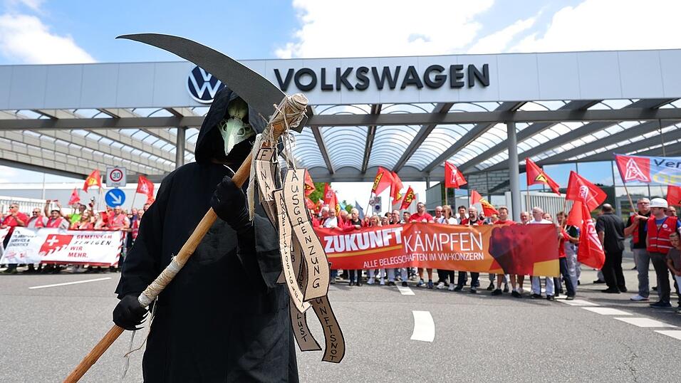 Verunsicherte Beschäftigte: Welche Zukunft hat der Automobilbau in Zwickau? (Archivbild) Verunsicherte Beschäftigte: Welche Zukunft hat der Automobilbau in Zwickau? (Archivbild)