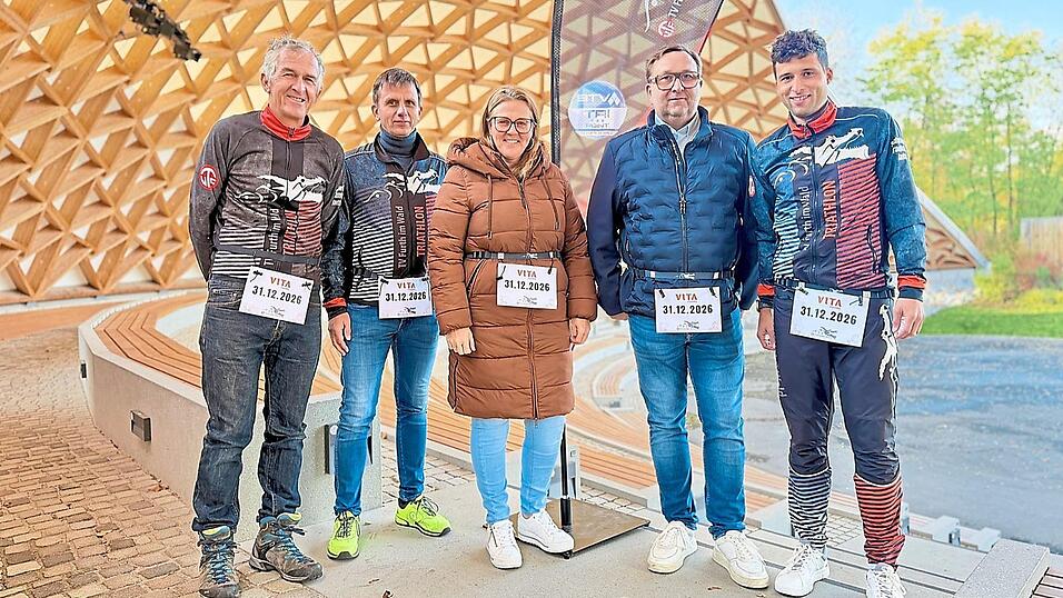 Sie erl&auml;uterten in der Park-Arena, in der sich am 31. Dezember der Start- und Zielpunkt befindet, die Hintergr&uuml;nde des ersten Further Silvesterlaufes: Uwe Neumann, Frank Lauxtermann, Dr. Stephanie Franke von der Kinderkrebshilfe, Unternehmer Franz Kreuzer und TV-Triathlon-Abteilungsleiter Matthias Reinhardt (von links).