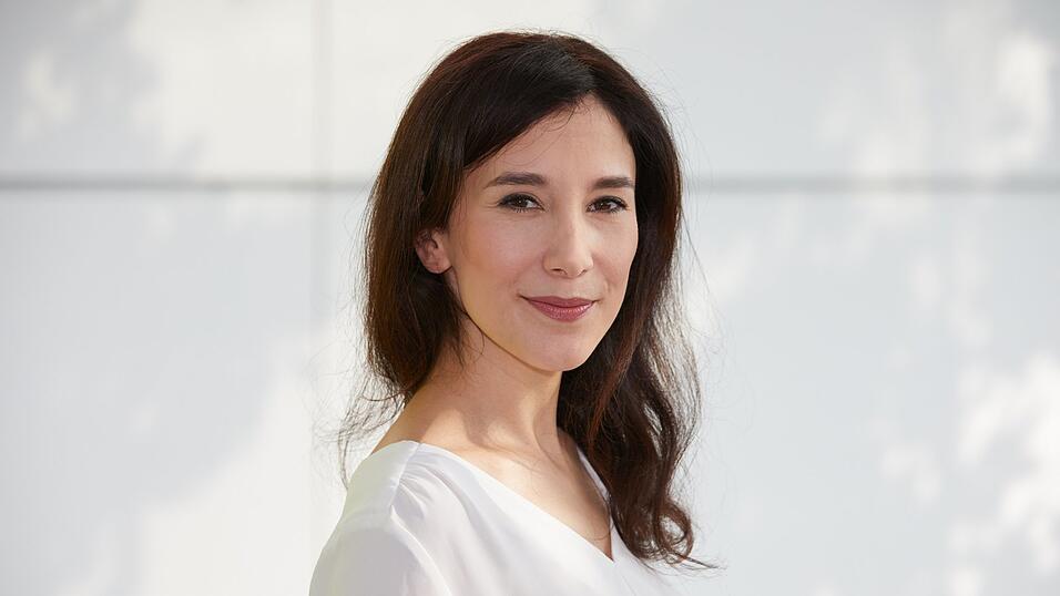 Sibel Kekilli wurde 1980 in Heilbronn geboren. 2002 wurde sie - ohne vorherige Schauspielausbildung - für den Film 'Gegen die Wand' gecastet, der dann den Goldenen Bären der Berlinale und den Europäischen Filmpreis gewann. Seidem ist sie in einem guten Dutzend Spielfilmen aufgetreten und bis 2017 beim Kieler 'Tatort' Kommissarin gewesen. Für ihr Engagement für Frauenrechte, gegen Sexismus und Rassismus bekam sie 2017 das Bundesverdienstkreuz. Sibel Kekilli wurde 1980 in Heilbronn geboren. 2002 wurde sie - ohne vorherige Schauspielausbildung - für den Film 'Gegen die Wand' gecastet, der dann den Goldenen Bären der Berlinale und den Europäischen Filmpreis gewann. Seidem ist sie in einem guten Dutzend Spielfilmen aufgetreten und bis 2017 beim Kieler 'Tatort' Kommissarin gewesen. Für ihr Engagement für Frauenrechte, gegen Sexismus und Rassismus bekam sie 2017 das Bundesverdienstkreuz.