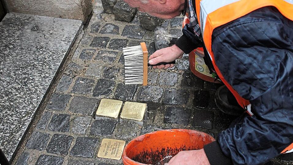 Sorgf&auml;ltig wurden die Stolpersteine eingesetzt.