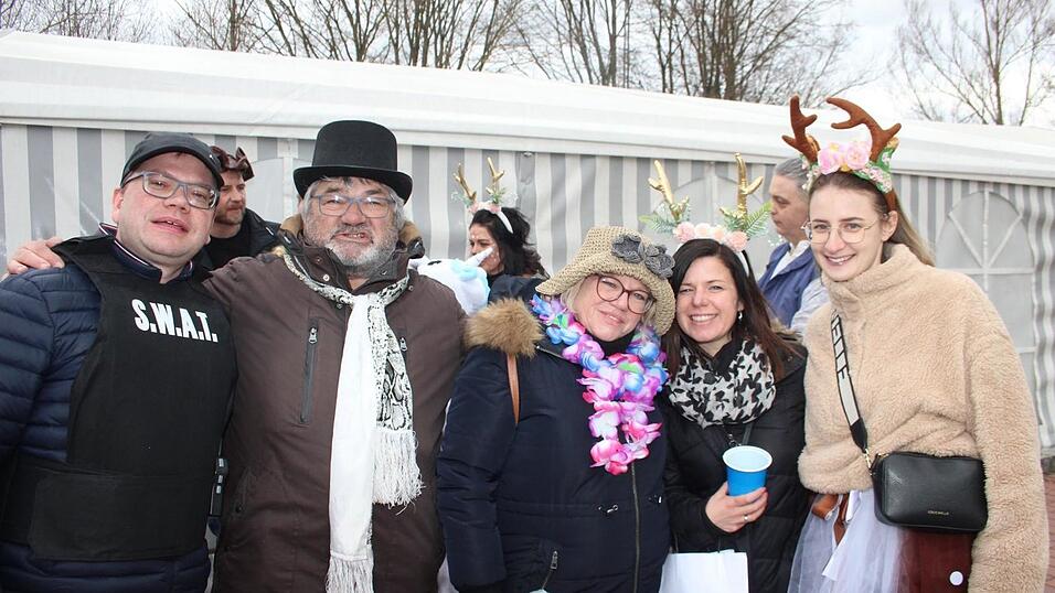 Viele Faschings-Fans haben sich am Samstag den Umzug in Langenbach angesehen. Viele Faschings-Fans haben sich am Samstag den Umzug in Langenbach angesehen.