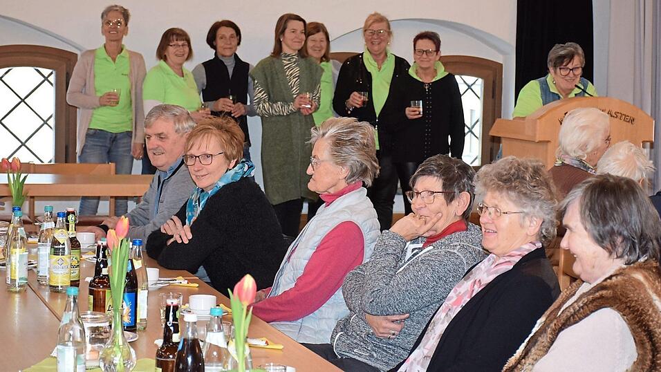 Das Seniorenteam h&auml;lt sich dezent im Hintergrund. Von links Birgit Meixensperger, Marianne Kirchberger, Rosi Seigner, Anita Winderl, Hannelore Simon, Andrea Hofmann und am Pult Agnes Niebler.