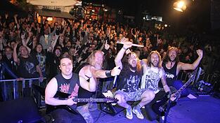 Cham rockt: Die Band Spearhead freut sich über das super Publikum im Hintergrund. Cham rockt: Die Band Spearhead freut sich über das super Publikum im Hintergrund.