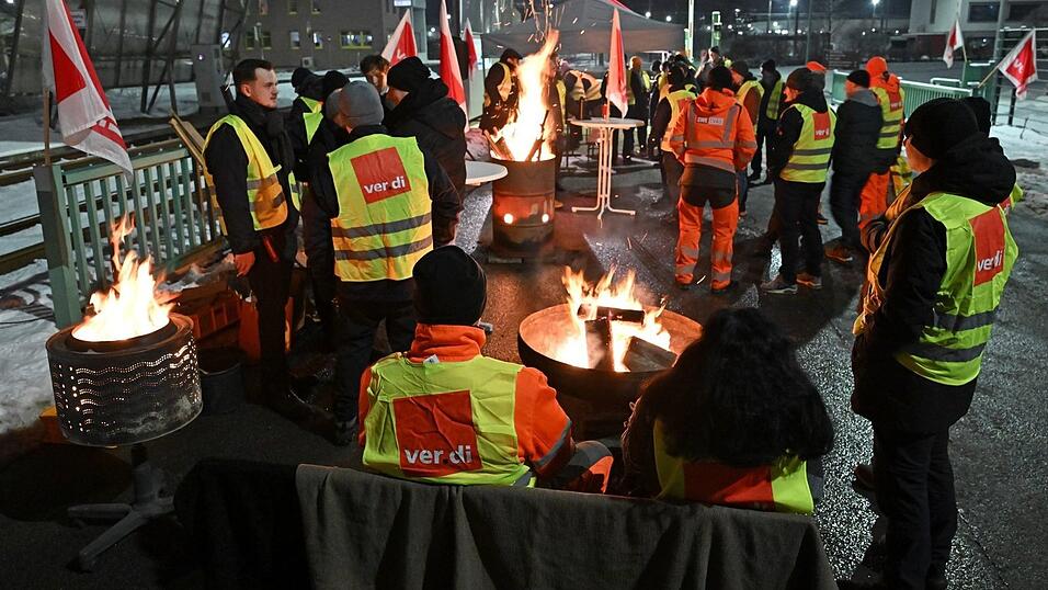 Gewerkschaftsmitglieder stehen vor dem Betriebshof der Erfurter Verkehrsbetriebe AG.