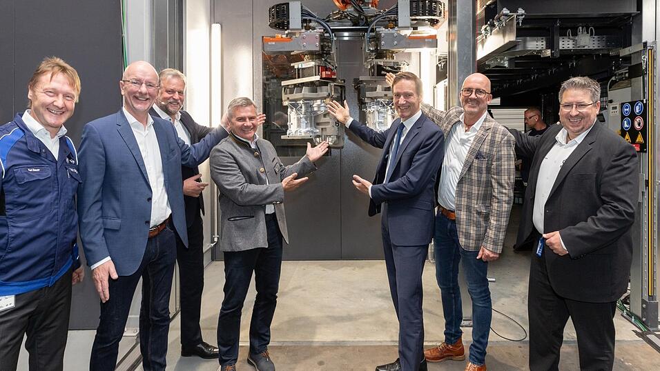 Sie durften den ersten Guss eines Aluminium-Gehäuses für E-Antriebe vor allen anderen begutachten (v. l.): Karl Bauer, Abteilungsleiter der neuen Gießerei, Landshuts Oberbürgermeister Alexander Putz, Standortleiter Stefan Kasperowski, der Landshuter Landrat Peter Dreier, Niederbayerns Regierungspräsident Rainer Haselbeck, Ergoldings Bürgermeister Andreas Strauß sowie Bernhard Ebner, Betriebsratsvorsitzender des BMW-Standorts Landshut.
