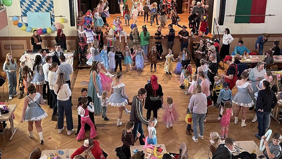 Die Kleinen hatten 2024 beim Kinderfasching des Vereins 'Förderkreis für Kinder im ländlichen Bereich' viel Spaß. (Archiv) Die Kleinen hatten 2024 beim Kinderfasching des Vereins 'Förderkreis für Kinder im ländlichen Bereich' viel Spaß. (Archiv)